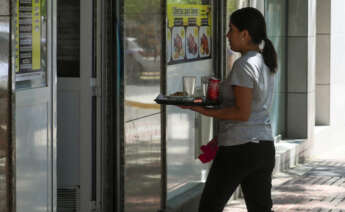 Una camarera retira un servicio en una cafetería de Madrid. EFE/ Fernando Alvarado