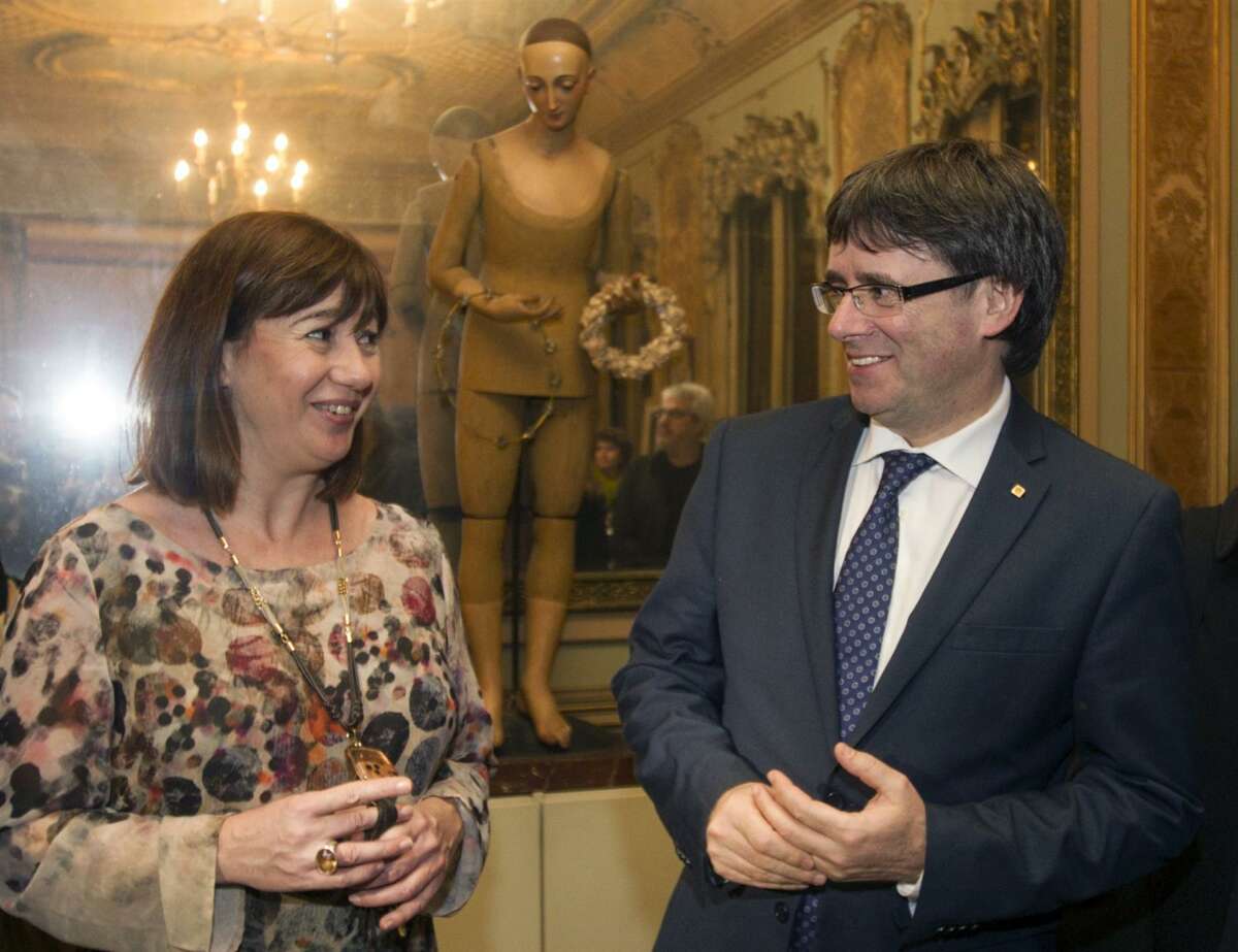 Francina Armengol y Carles Puigdemont reunidos en Barcelona en 2016, cuando ambas eran presidentes de sus respectivas CCAA. EFE