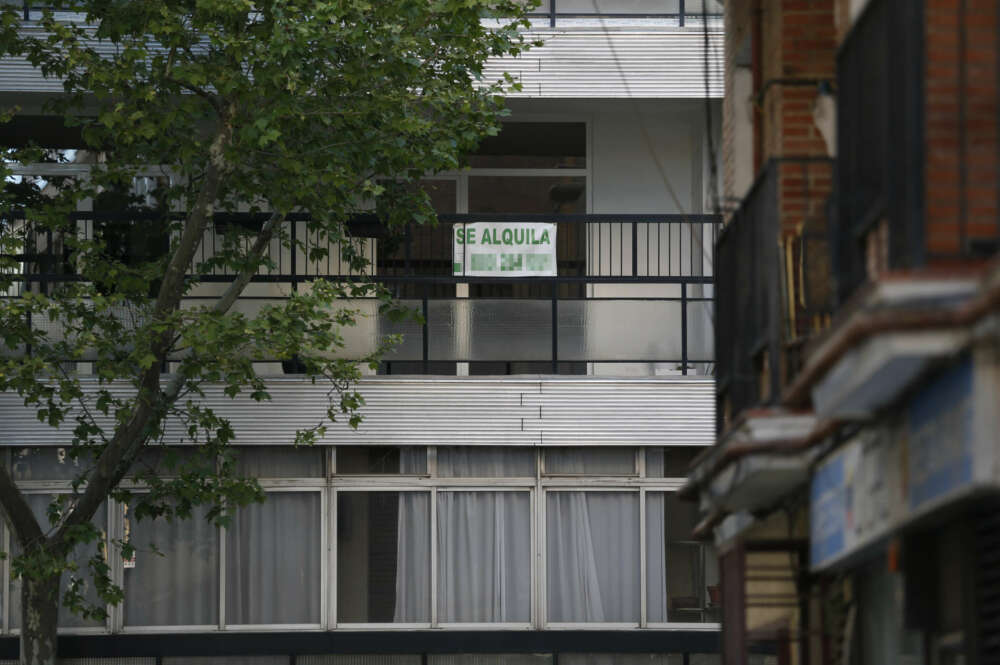 Vista de los carteles de alquiler en un piso de Madrid. EFE/ Jennifer Gómez