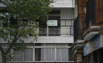 Vista de los carteles de alquiler en un piso de Madrid. EFE/ Jennifer Gómez