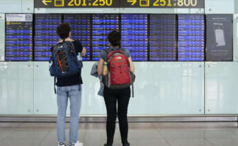 BARCELONA, 01/11/2022.- Dos viajeros consultan los paneles con los vuelos programados en el aeropuerto de El Prat, en Barcelona, este martes. La primera de las jornadas de huelga en la aerolínea Vueling convocadas por el sindicato de tripulantes de cabina de pasajeros Stavla se desarrollan con normalidad y los vuelos no afectados por las protestas -el 90 %, según la compañía- están saliendo con puntualidad, según lo previsto. EFE/Enric Fontcuberta