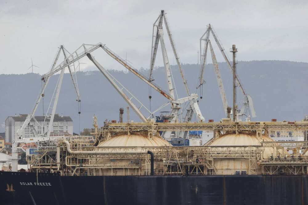 Vista de la planta de Mugardos de Reganosa en la ría de Ferrol que recibe barcos metaneros. EFE/Kiko Delgado