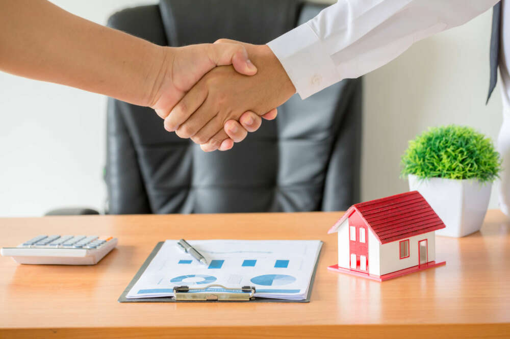 Los bancos disponen de viviendas a la venta que proceden de impagos hipotecarios. Imagen: Freepik.