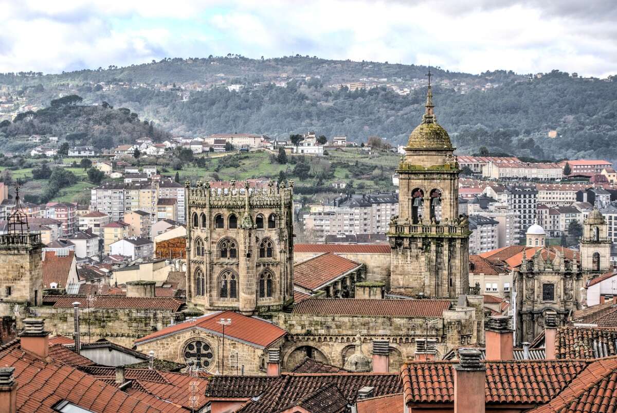 Una de las actividades a hacer en Ourense es admirar la ciudad desde un mirador. Foto: Pixabay.