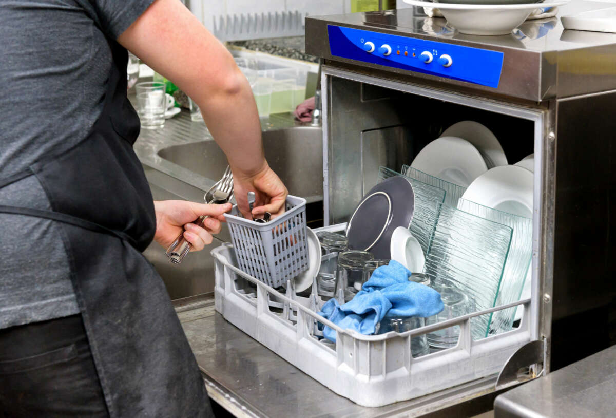 Es importante llenar completamente el lavavajillas, para aprovechar la energía al 100%. Foto: Envato