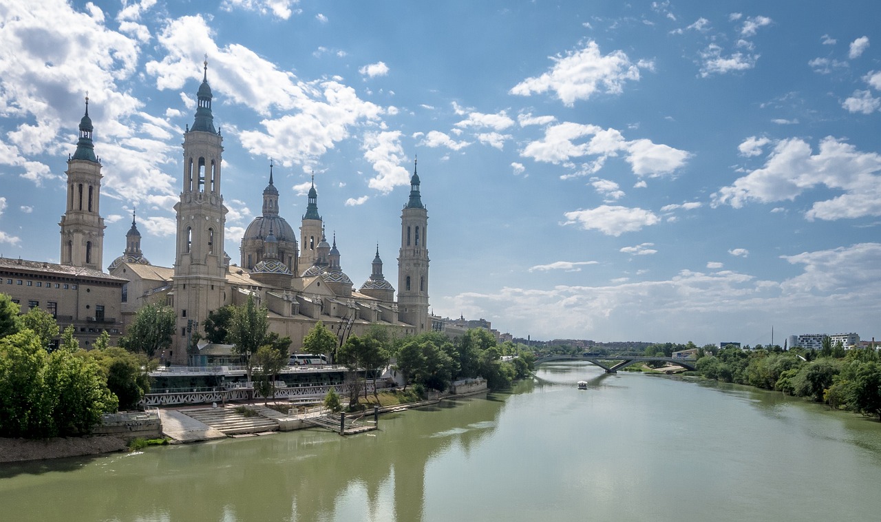 Una de las ciudades que se pueden visitar es Zaragoza. Foto: Pixabay.