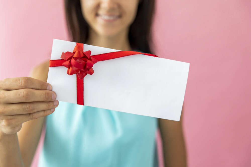 Las personas que cumplan los requisitos podrán hacerse con una tarjeta regalo. Foto: Freepik.