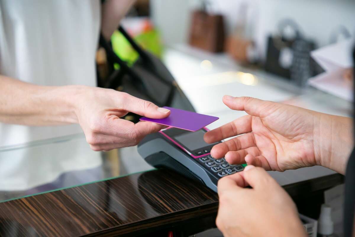 El banco devuelve el 3% de las compras realizadas con la tarjeta. Foto: Freepik.