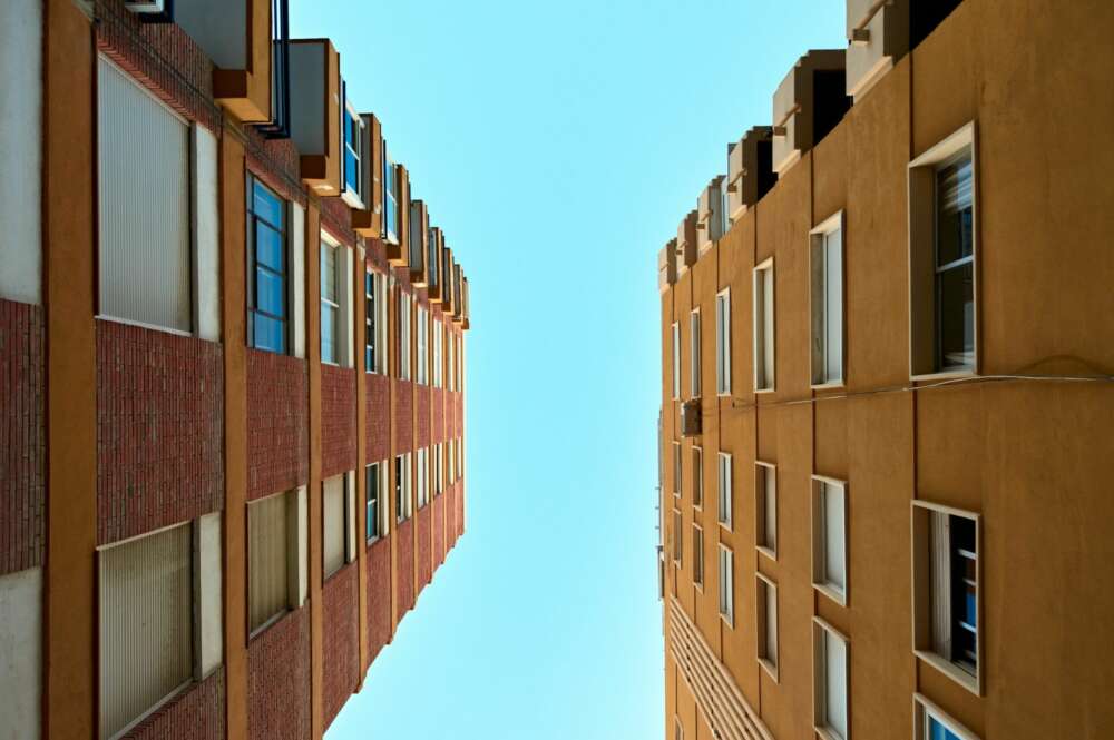 En el portal de la Sareb se encuentran a la venta viviendas económicas en Barcelona, pero también en municipios cercanos. Foto: Freepik.