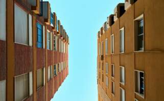 En el portal de la Sareb se encuentran a la venta viviendas económicas en Barcelona, pero también en municipios cercanos. Foto: Freepik.