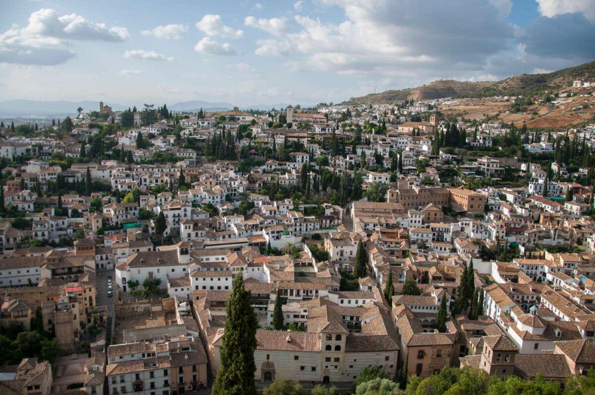 Granada destaca por sus monumentos y gastronomía.Foto: 
 Freepik.