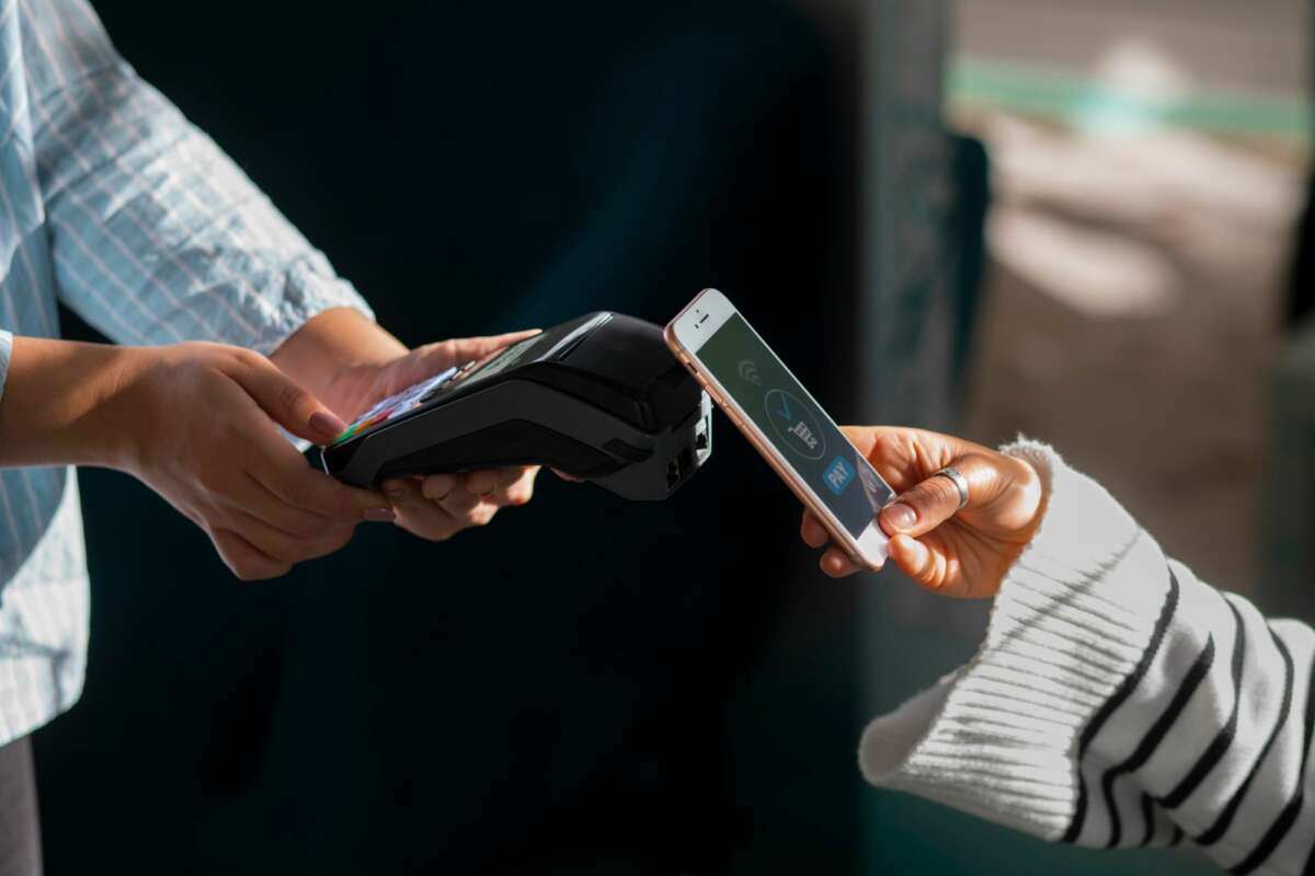 Cada vez que aceptan un pago con el datáfono los establecimientos han de pagar una comisión. Foto: Freepik.