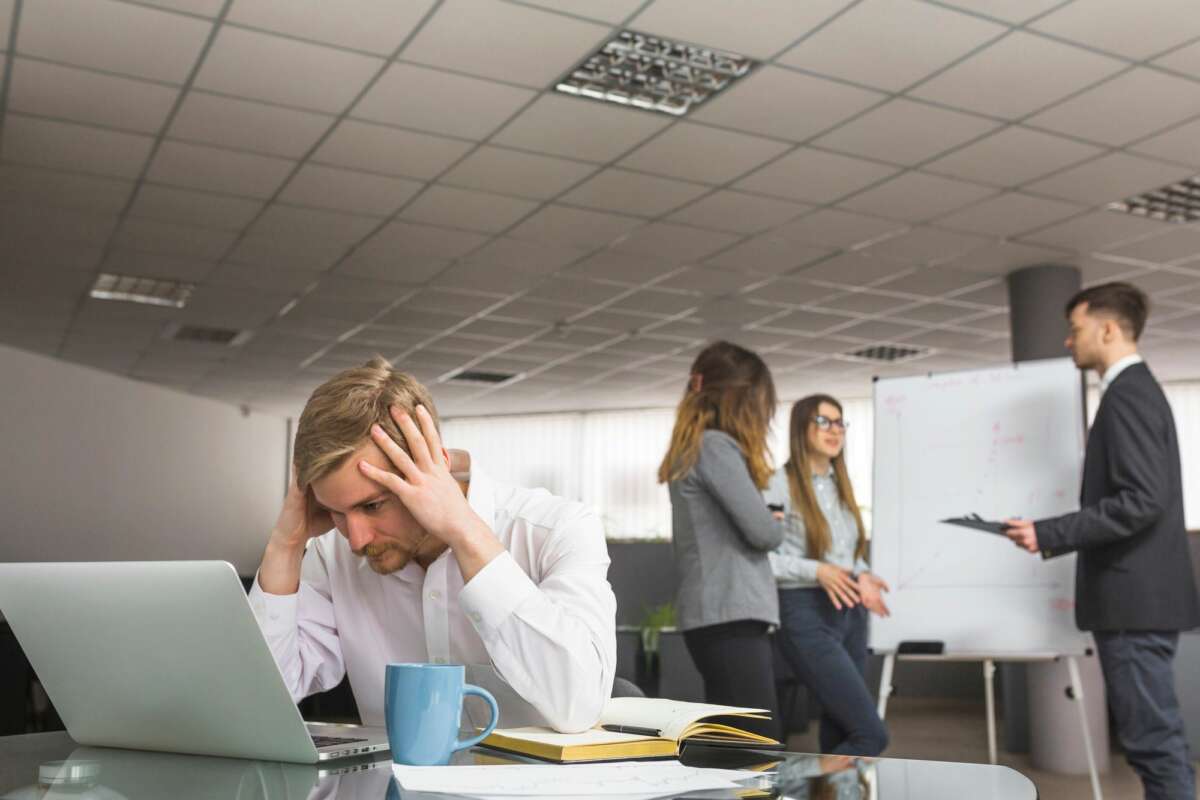 Un mal ambiente laboral tiene un impacto directo sobre la plantilla de trabajadores. Foto: Freepik.