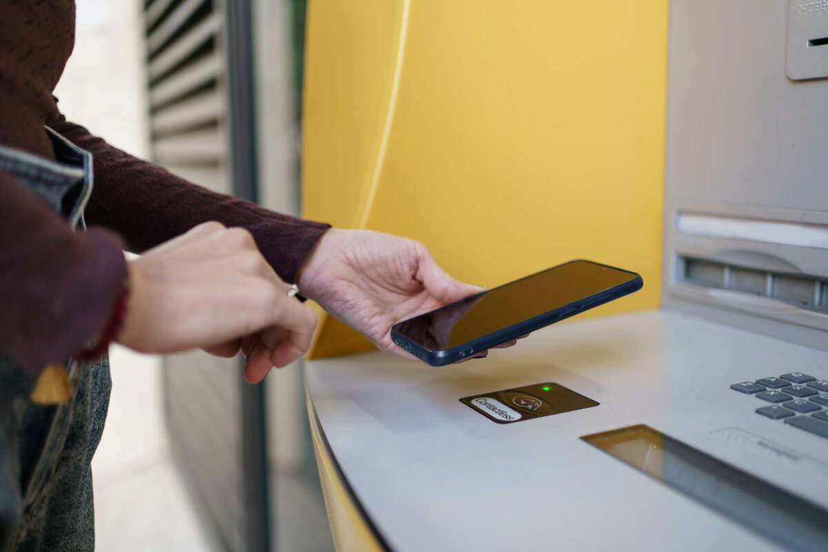 Aprende a utilizar la tecnología NFC en tu smartphone para realizar transacciones financieras sin tarjetas físicas. Foto: Envato
