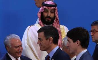 AME3034. BUENOS AIRES (ARGENTINA), 30/11/2018.- El presidente del Gobierno español, Pedro Sánchez (centro) y el primer ministro de Canadá, Justin Trudeau (dcha), caminan frente al príncipe heredero saudí, Mohammed bin Salman (centro-detrás), y el presidente de Brasil, Michel Temer (izq), tras la fotografía de familia de la Cumbre del G20 que se celebra en el centro de convenciones Costa Salguero de Buenos Aires (Argentina). EFE/Ballesteros