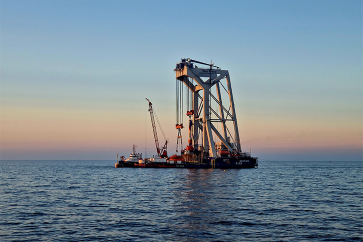 El transporte por barco de los monopilotes del parque eólico marino Baltic Eagle. Imagen: Iberdrola.