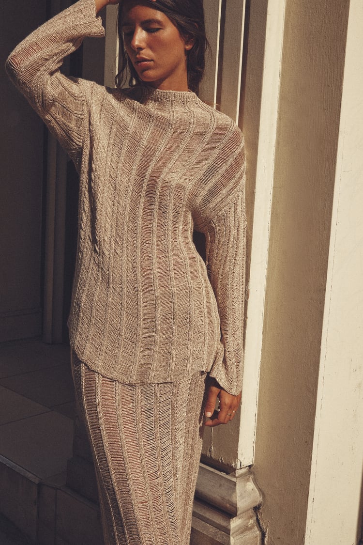 El jersey de punto de hilo metalizado de Zara