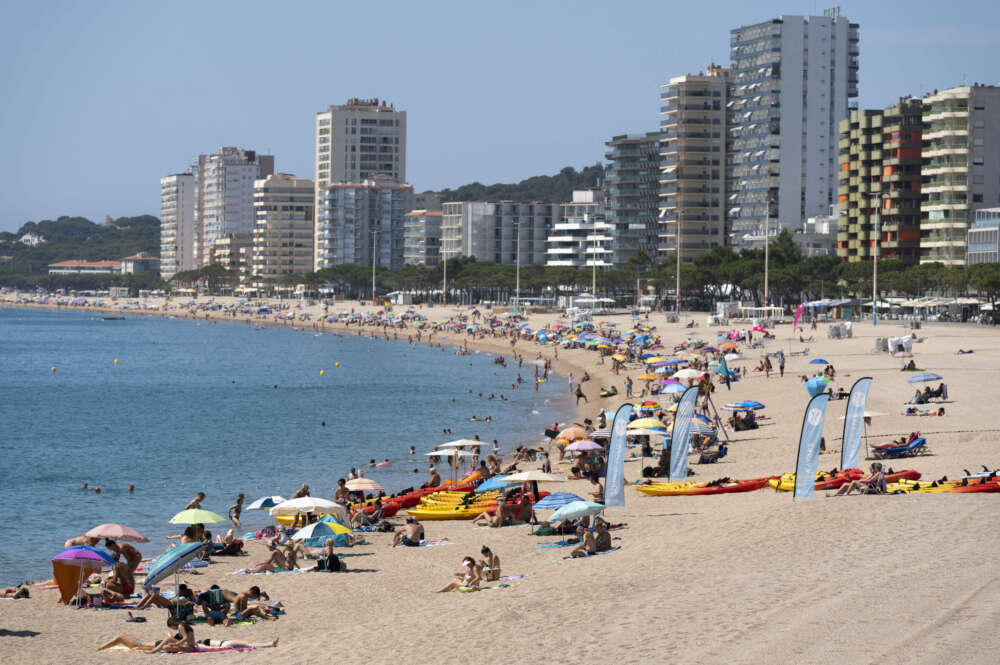 Vista de la playa de Platja d'Aro (Girona). EFE/David Borrat.