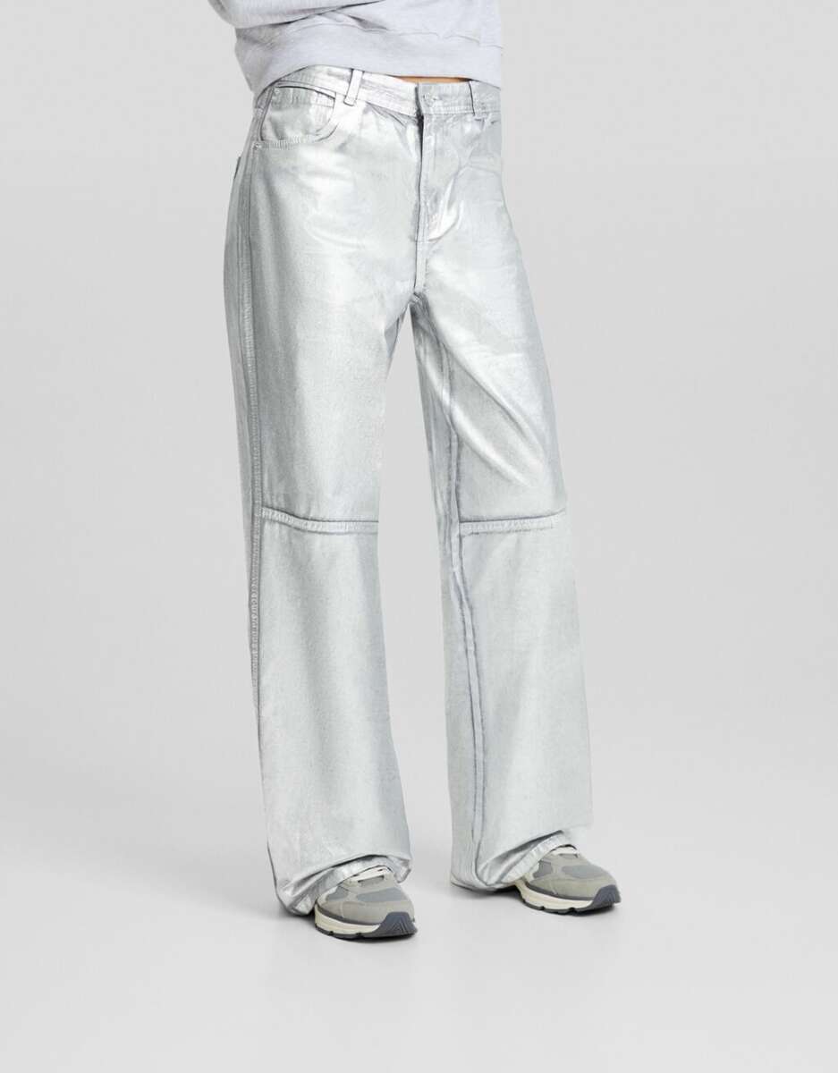 Los pantalones straigh metalizados en color plateado de Bershka