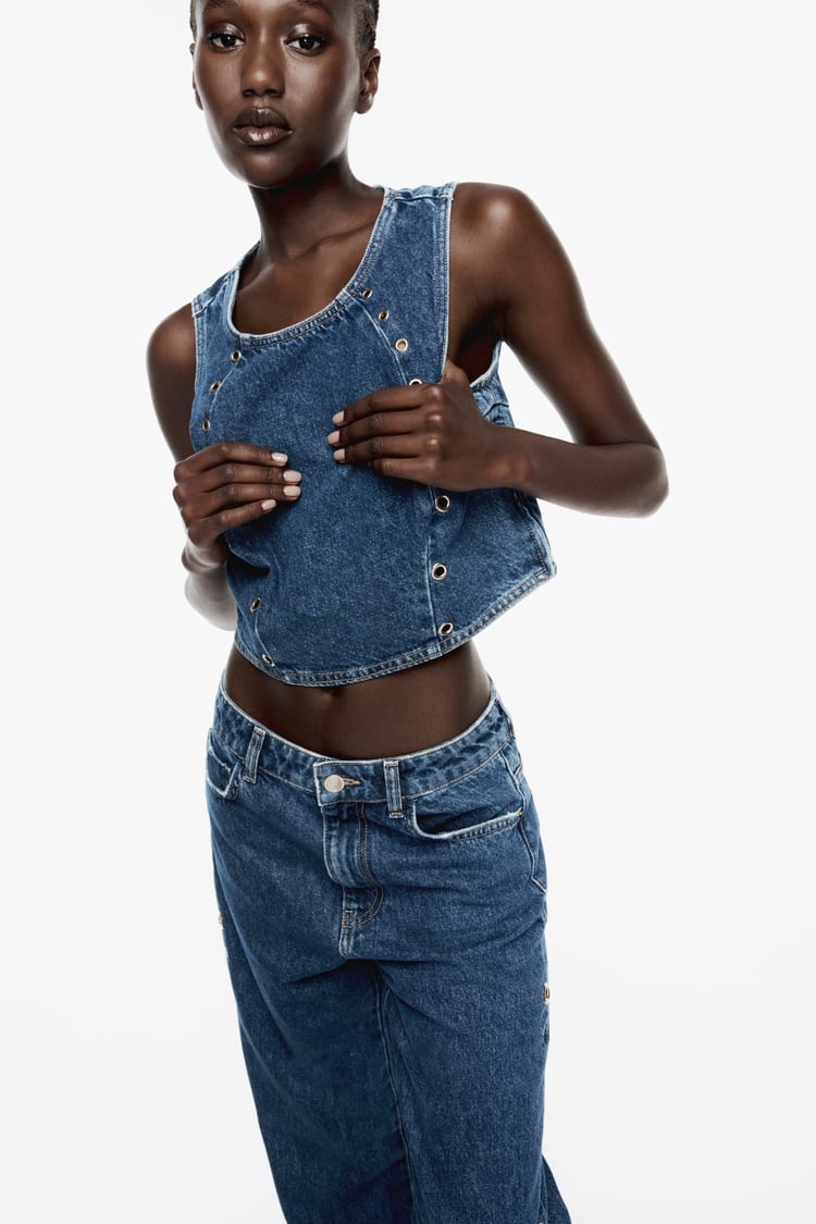 El top denim de Zara con arandelas