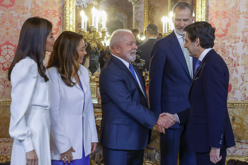 MADRID, 26/04/2023.- El CEO de Telefónica, José María Álvarez-Pallete (d), saluda al presidente de Brasil, Luiz Inácio Lula da Silva (3i), en presencia de su esposa, la primera dama, Rosângela "Janja" da Silva (2i), el rey Felipe y la reina Letizia antes del almuerzo celebrado en honor del mandatario brasileño este miércoles en el Palacio Real de Madrid. EFE/JUANJO MARTIN