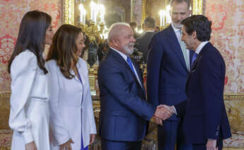 MADRID, 26/04/2023.- El CEO de Telefónica, José María Álvarez-Pallete (d), saluda al presidente de Brasil, Luiz Inácio Lula da Silva (3i), en presencia de su esposa, la primera dama, Rosângela "Janja" da Silva (2i), el rey Felipe y la reina Letizia antes del almuerzo celebrado en honor del mandatario brasileño este miércoles en el Palacio Real de Madrid. EFE/JUANJO MARTIN