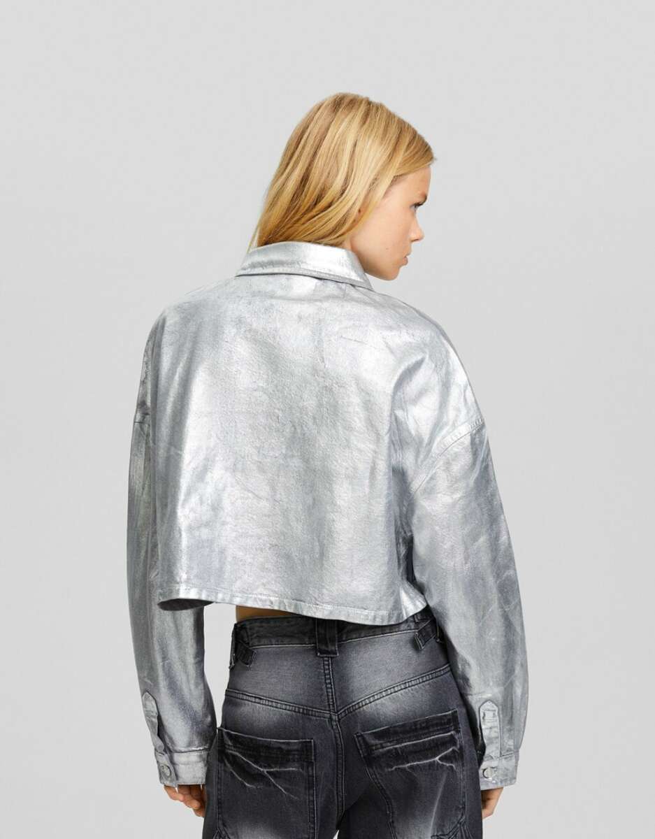 La camisa de manga larga con tejido metalizado efecto lavado de Bershka