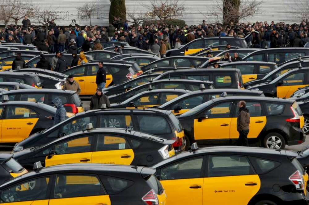 Los autónomos que trabajan en un taxi pueden aprovechar la subvención al combustible. Foto EFE
