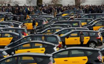 Los autónomos que trabajan en un taxi pueden aprovechar la subvención al combustible. Foto EFE