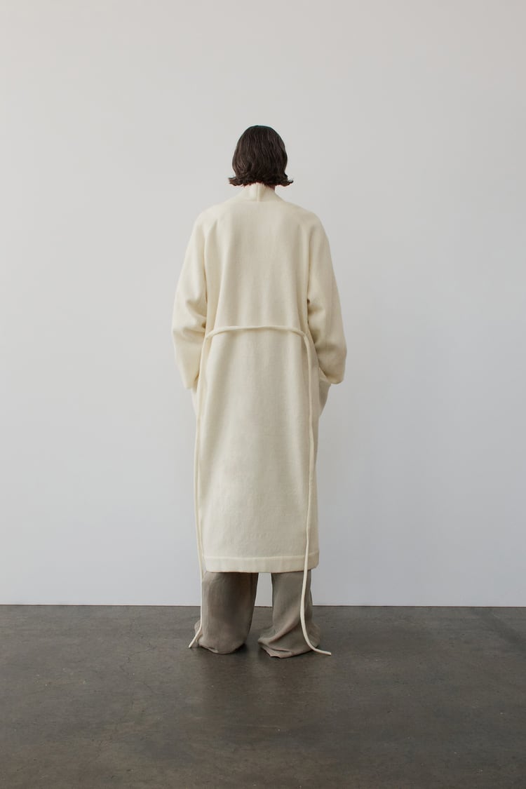 El abrigo blanco largo de lana de Zara