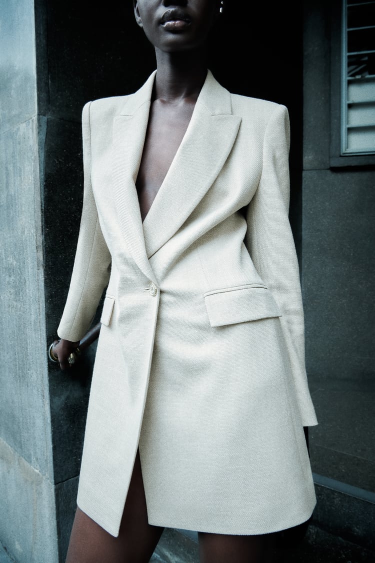 La blazer larga cruzada en color blanco de Zara