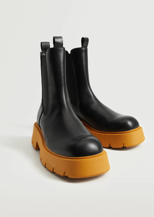 Las botas con suela a contraste en color negro de Mango Outlet