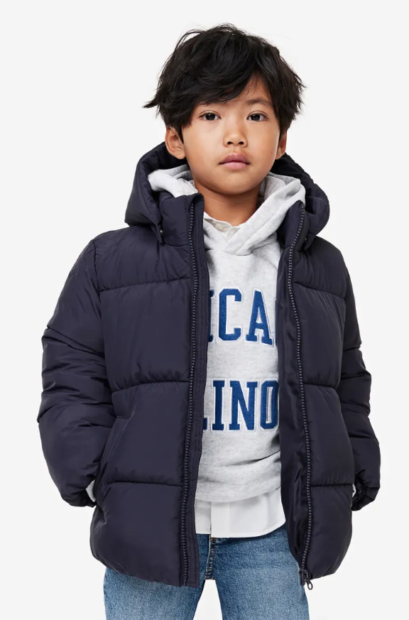 La cazadora puffy para niños en color azul marino de H&M