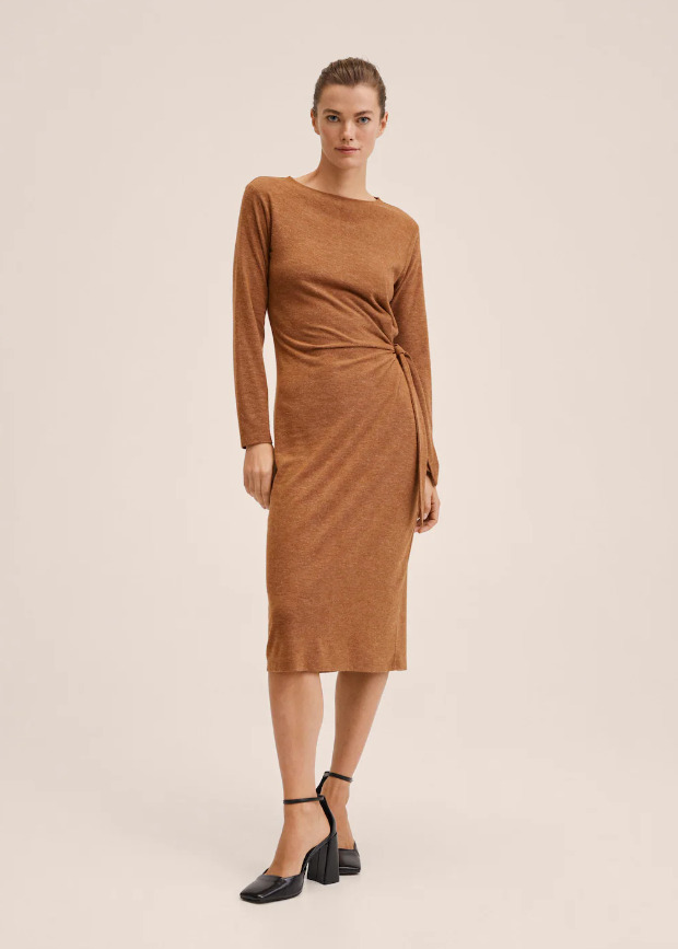 El vestido de punto con lazo en color marrón de Mango Outlet