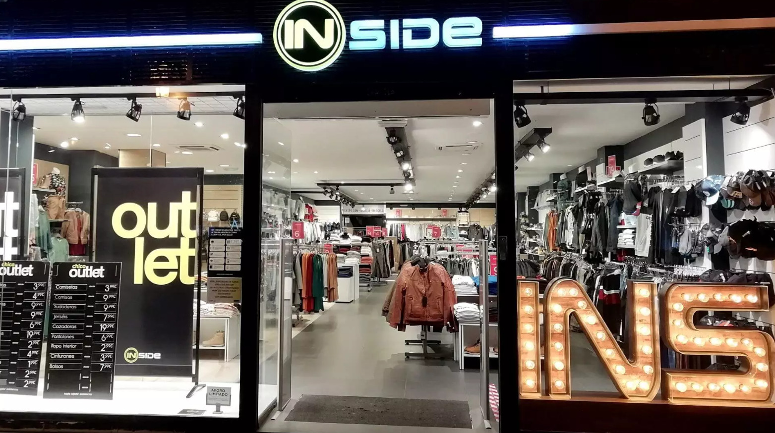 Fachada exterior de una tienda de Inside
