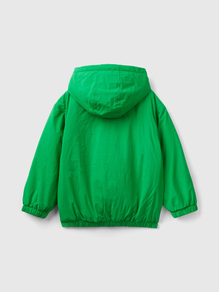 La cazadora verde con bolsillo delantero para niños de Benetton
