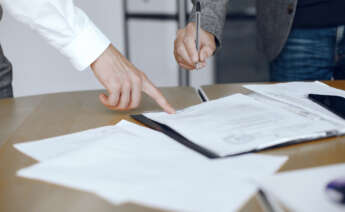 Un notario se encarga de organizar la herencia ante la falta de testamento. Foto Prostooaleh