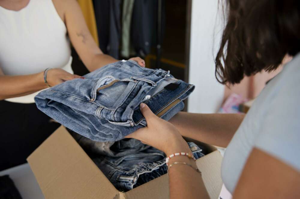 Adolfo Domínguez impulsa un servicio de alquiler de prendas de ropa. Imagen: Freepik.