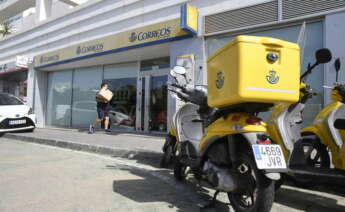 Fotografía de la oficina de correos de Mojácar (Almería).EFE / Carlos Barba