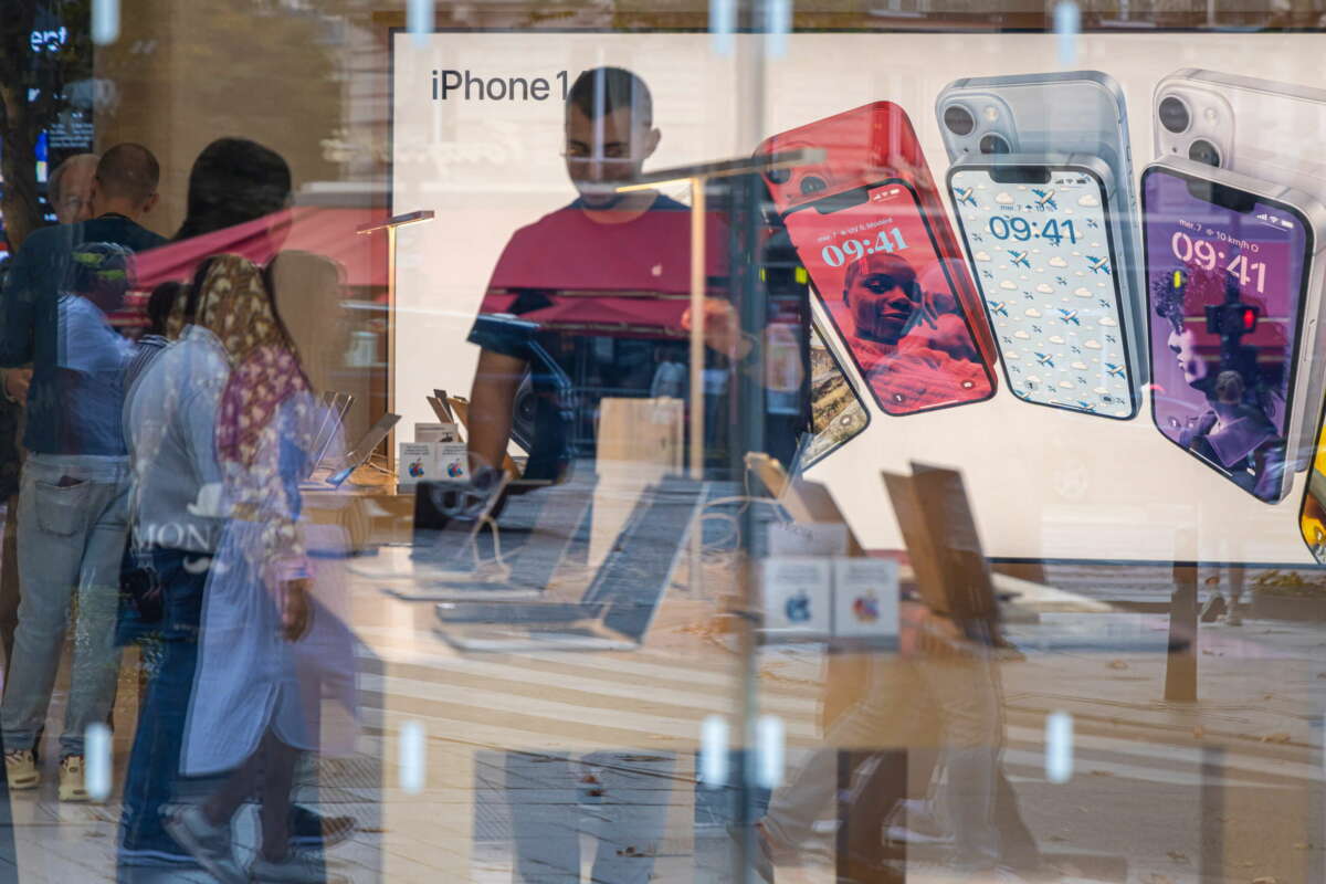 Apple lanza un nuevo iPhone en plena polémica por la retirada de uno de sus modelos. EFE/EPA/CHRISTOPHE PETIT TESSON
