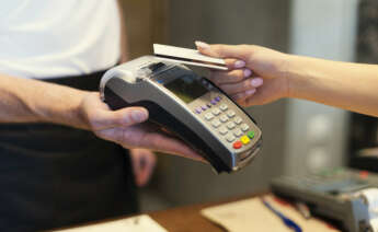 Las tarjetas de crédito son un tipo de crédito que puedes contratar sin pagar intereses. Imagen: Freepik.