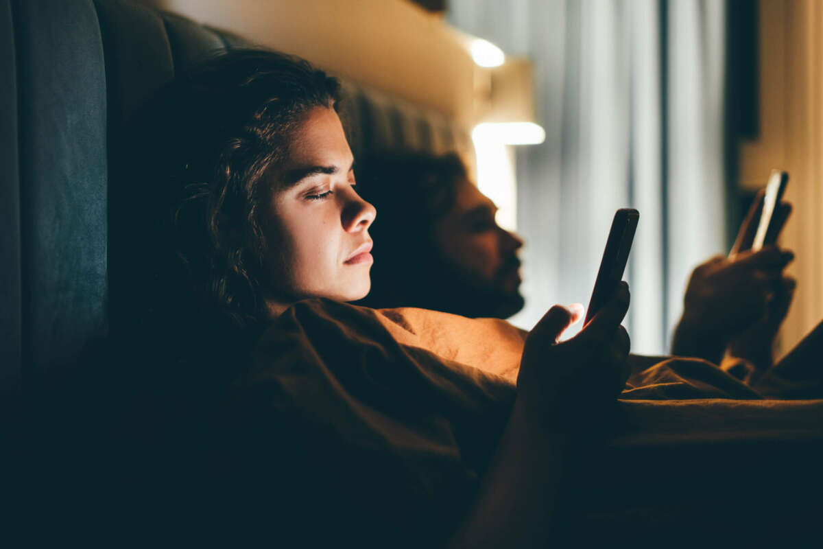 Tratar de responder correos electrónicos en la cama no es una gran idea. Foto: Envato
