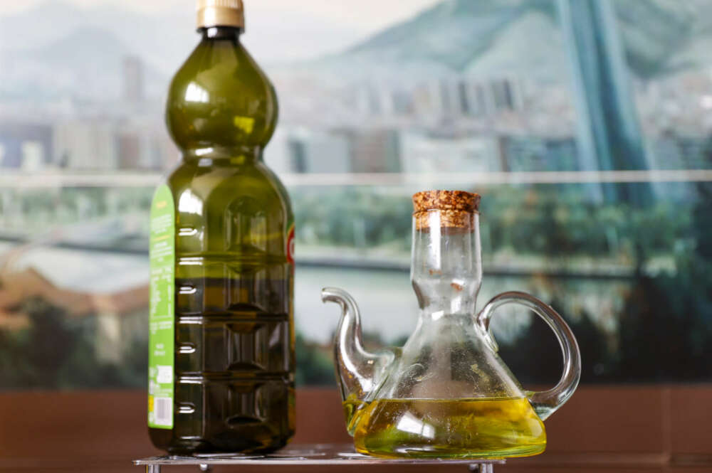 Una botella y una aceitera con aceite de oliva virgen. EFE/Luis Tejido.