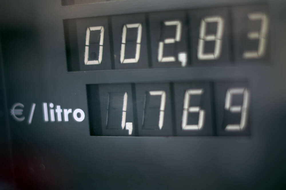 Detalle del precio del combustible en una gasolinera. EFE/Biel Aliño