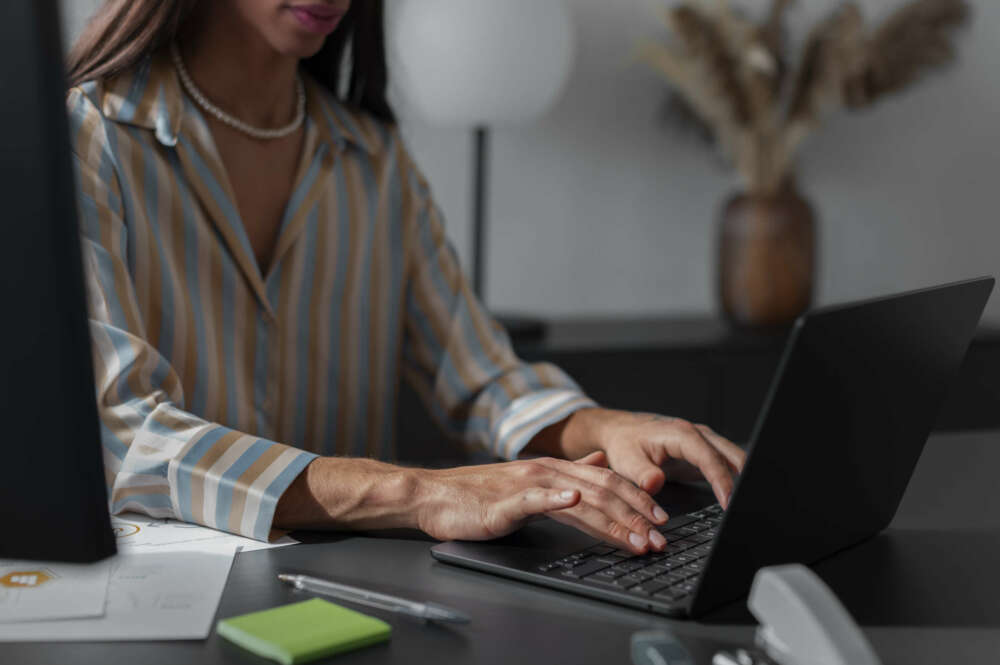 El ordenador es una herramienta fundamental en el trabajo de miles de personas