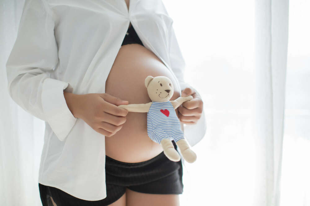 La ayuda se puede empezar a recibir a los cinco meses de embarazo. Imagen: Freepik.