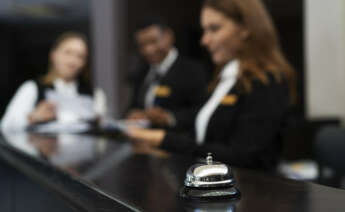 Los recepcionistas de hoteles se encuentran en el listado de empleos con más futuro del SEPE. Imagen: Freepik.