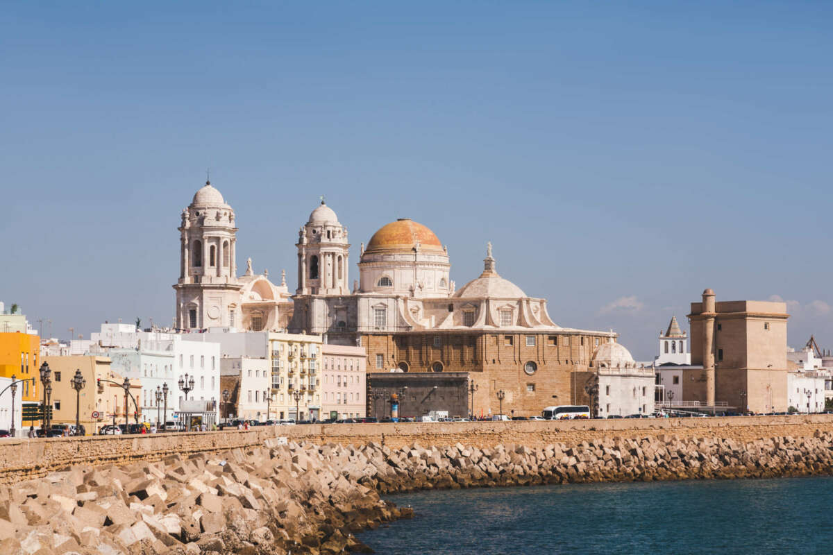 El piso cuenta con una azotea comunitaria con vistas a la Catedral de Cádiz. Foto: Envato