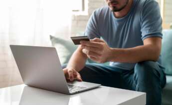 Un hombre compra por internet. Foto: Freepik.