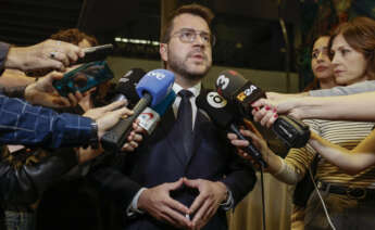 VALENCIA (ESPAÑA), 28/10/2023.- El presidente de la Generalitat de Cataluña, Pere Aragonès (c), atiende a los medios durante la gala de entrega de los 52º Premis Octubre de literatura, este sábado en Valencia. EFE/ Kai Forsterling